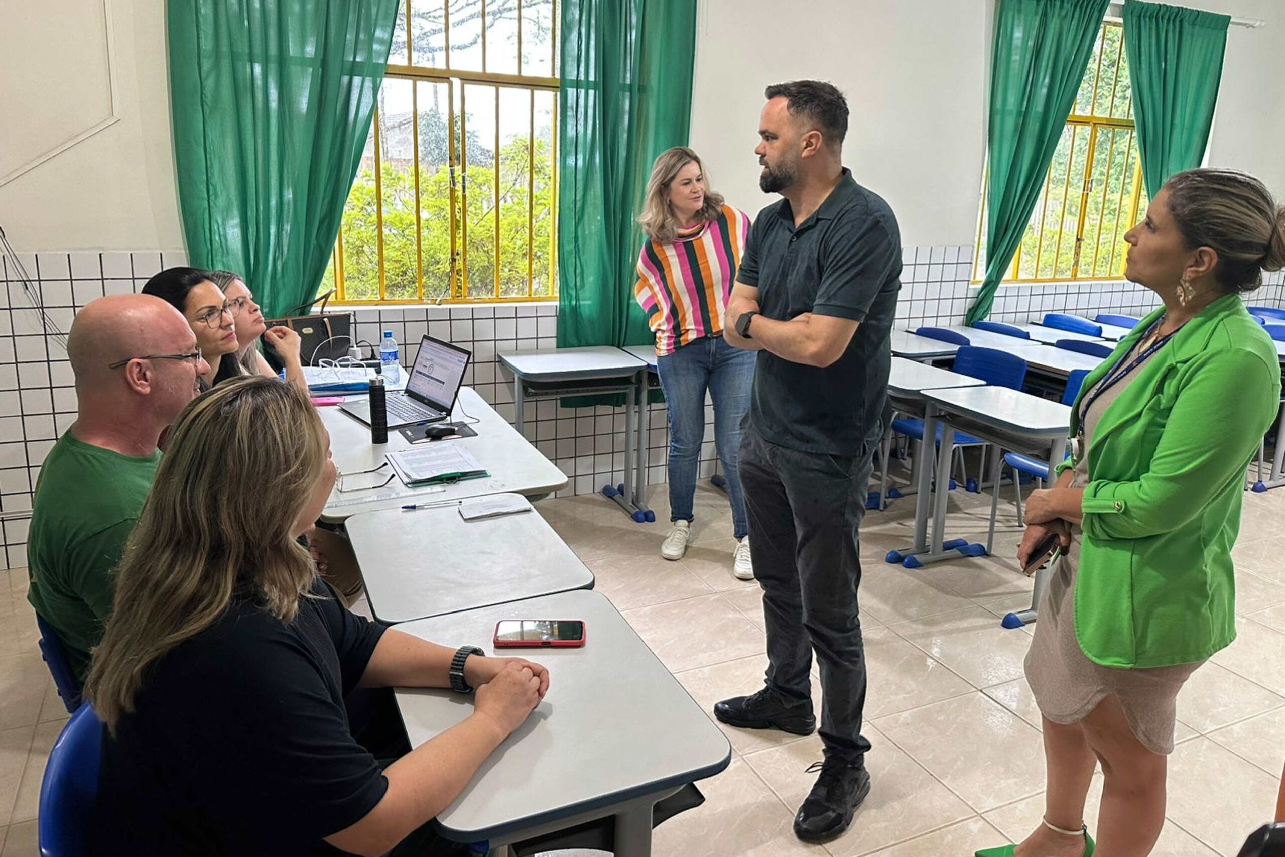 Segundo dia de consulta do parceiros da escola tem muita chuva e pouca participação