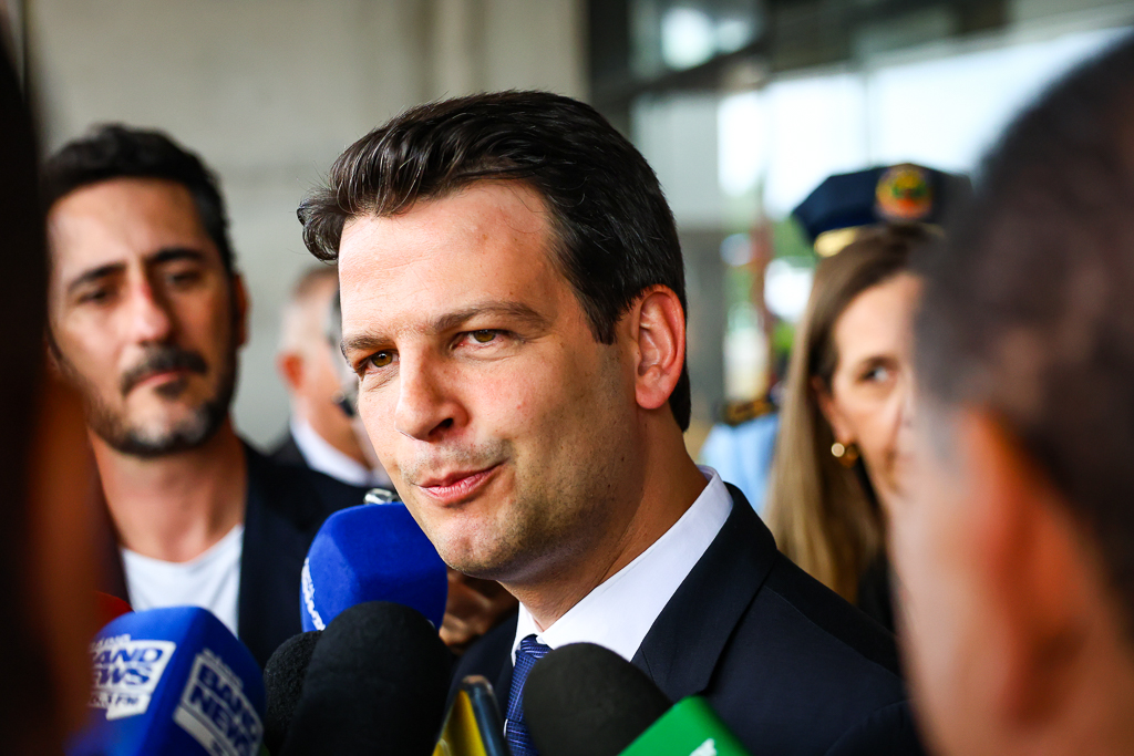 Eduardo Pimentel assina na quinta recriação da tarifa domingueira