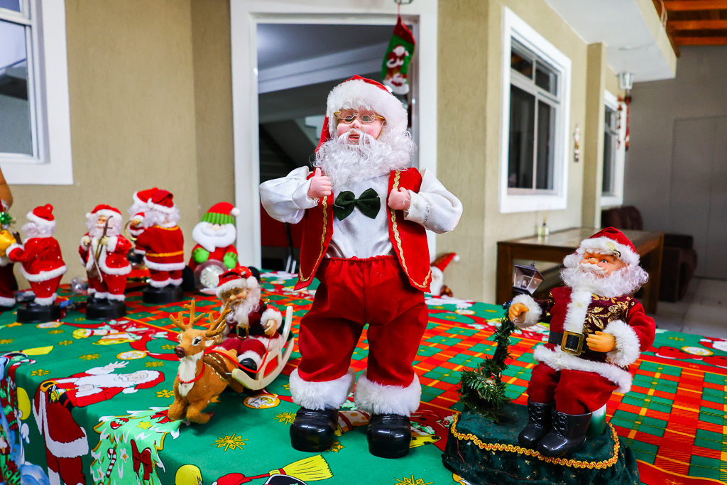 Primeiro Papai Noel da coleção da família. I Foto: Tami Taketani / Plural
