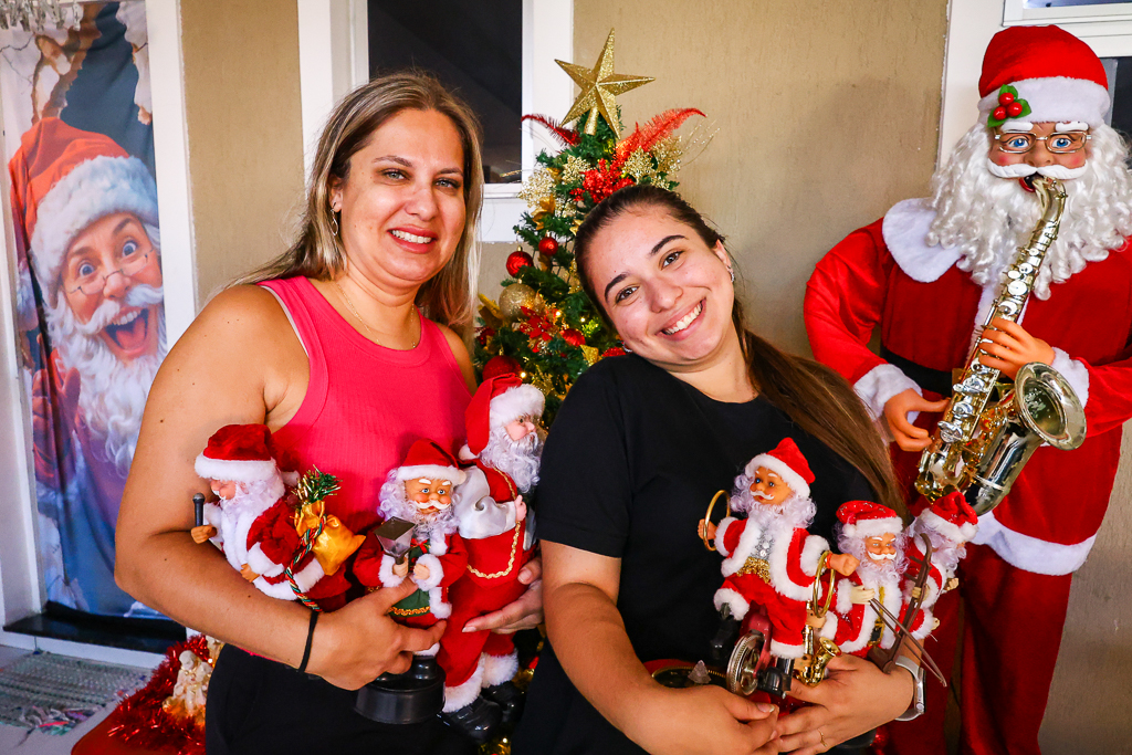Família curitibana apaixonada por Natal tem coleção de "Noéis"