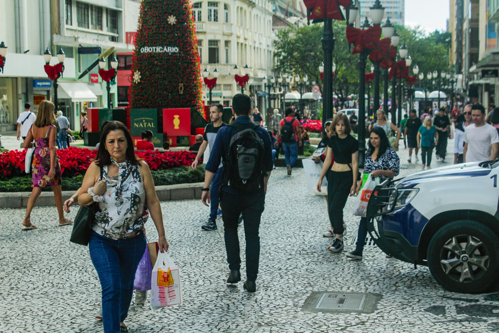Rua XV de novembro com decorações de Natal