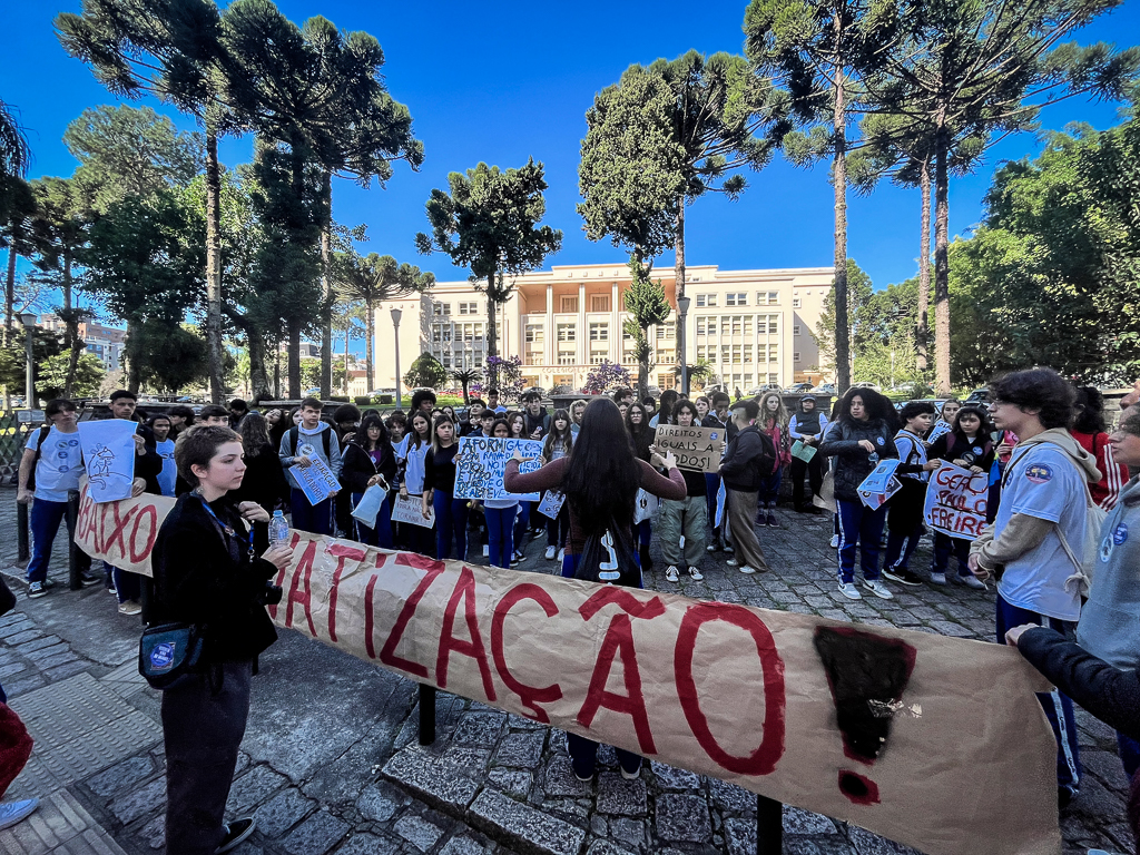 Após fazer propaganda do Parceiro da Escola, governo Ratinho censura manifestações contrárias