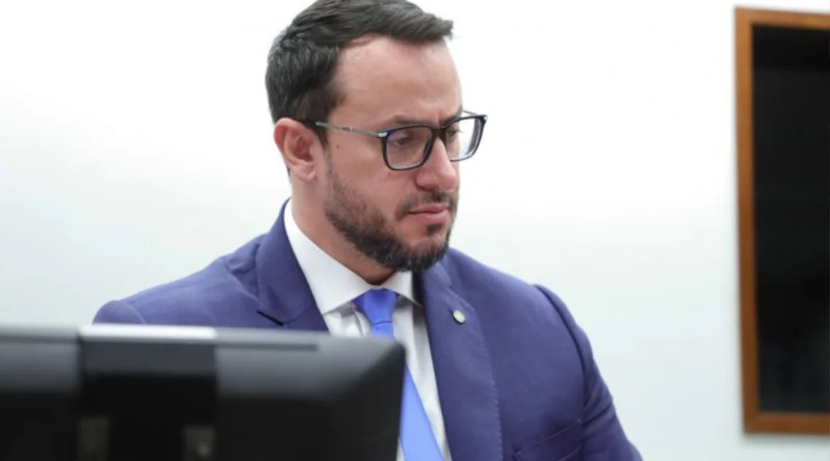 Matheus Laiola foi deputado do Paraná que mais gastou cota parlamentar em 2024