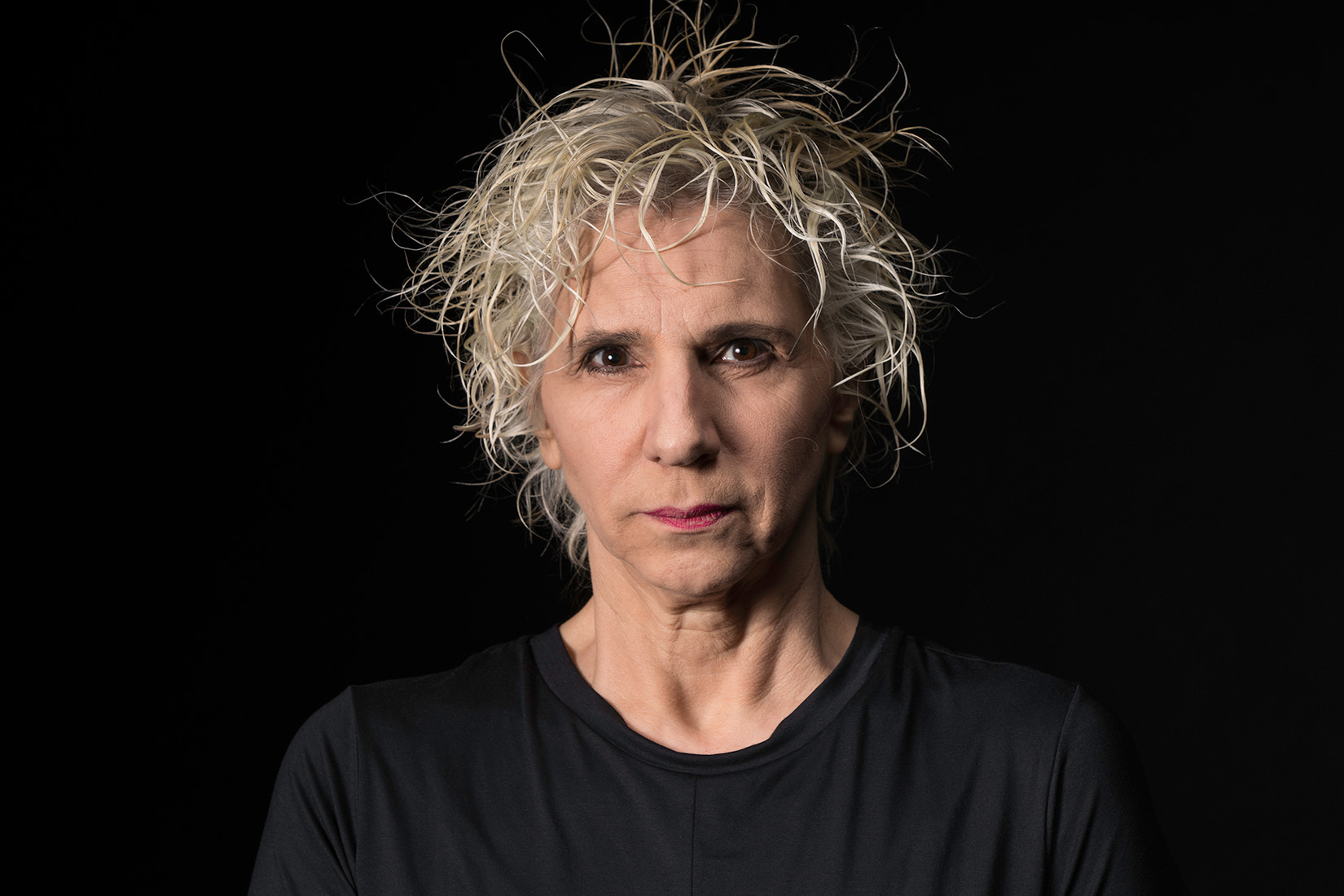Denise Stoklos apresenta "Um Fax para Colombo" no Sesc da Esquina