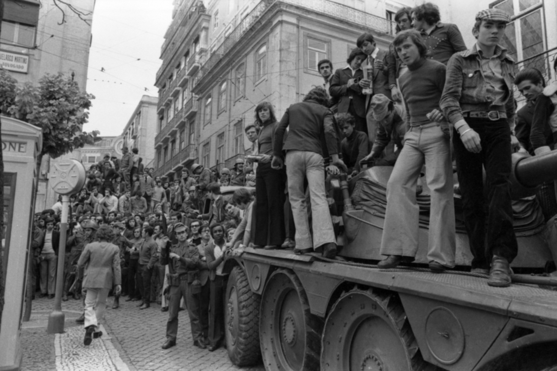 Livraria Vertov exibe o documentário "Memórias do 25 de abril"