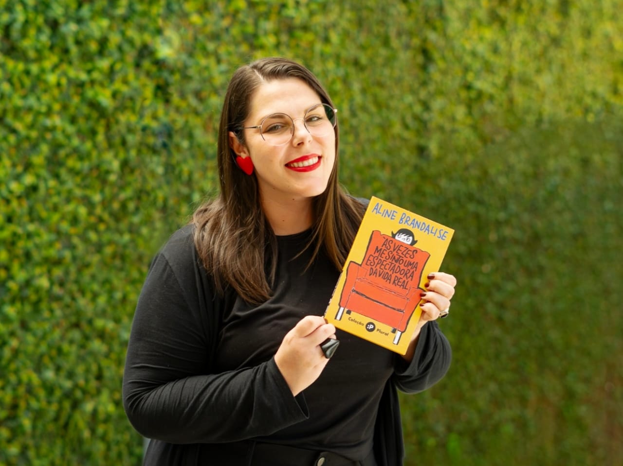 Aline Brandalise lança neste sábado primeiro livro da "Coleção Plural"