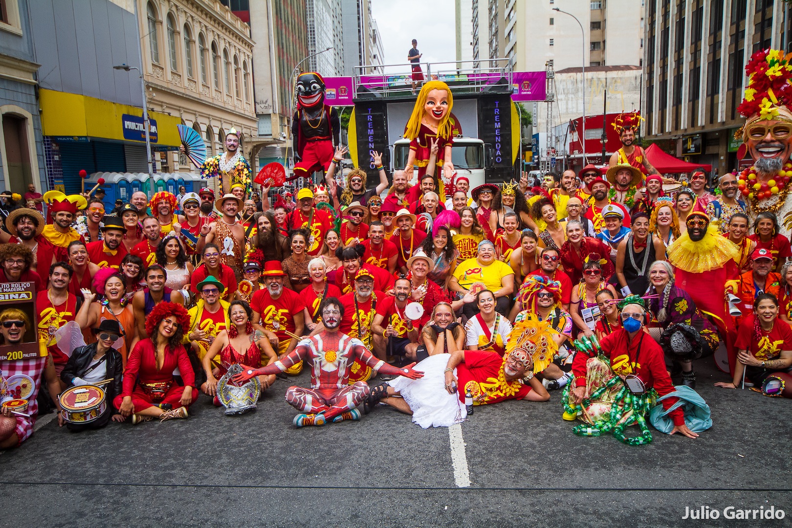 Garibaldis e Sacis passa pelos bairros nos domingos antes do carnaval