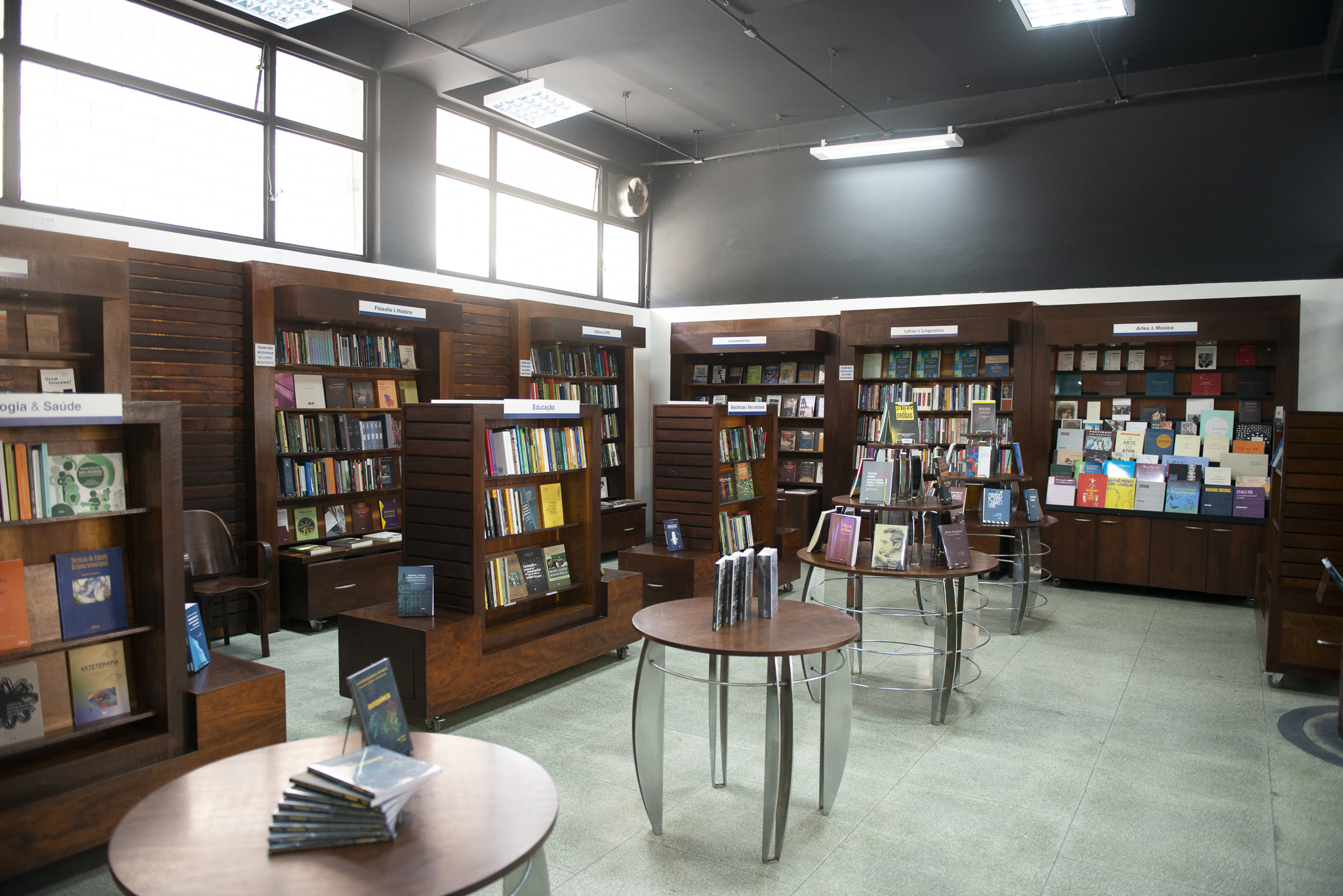 Livrarias da Editora UFPR reabrem na segunda com 30% de desconto em todo o catálogo