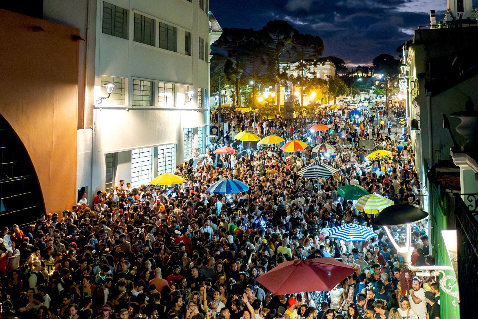 Exposição de fotos reúne imagens do pré-carnaval de Curitiba