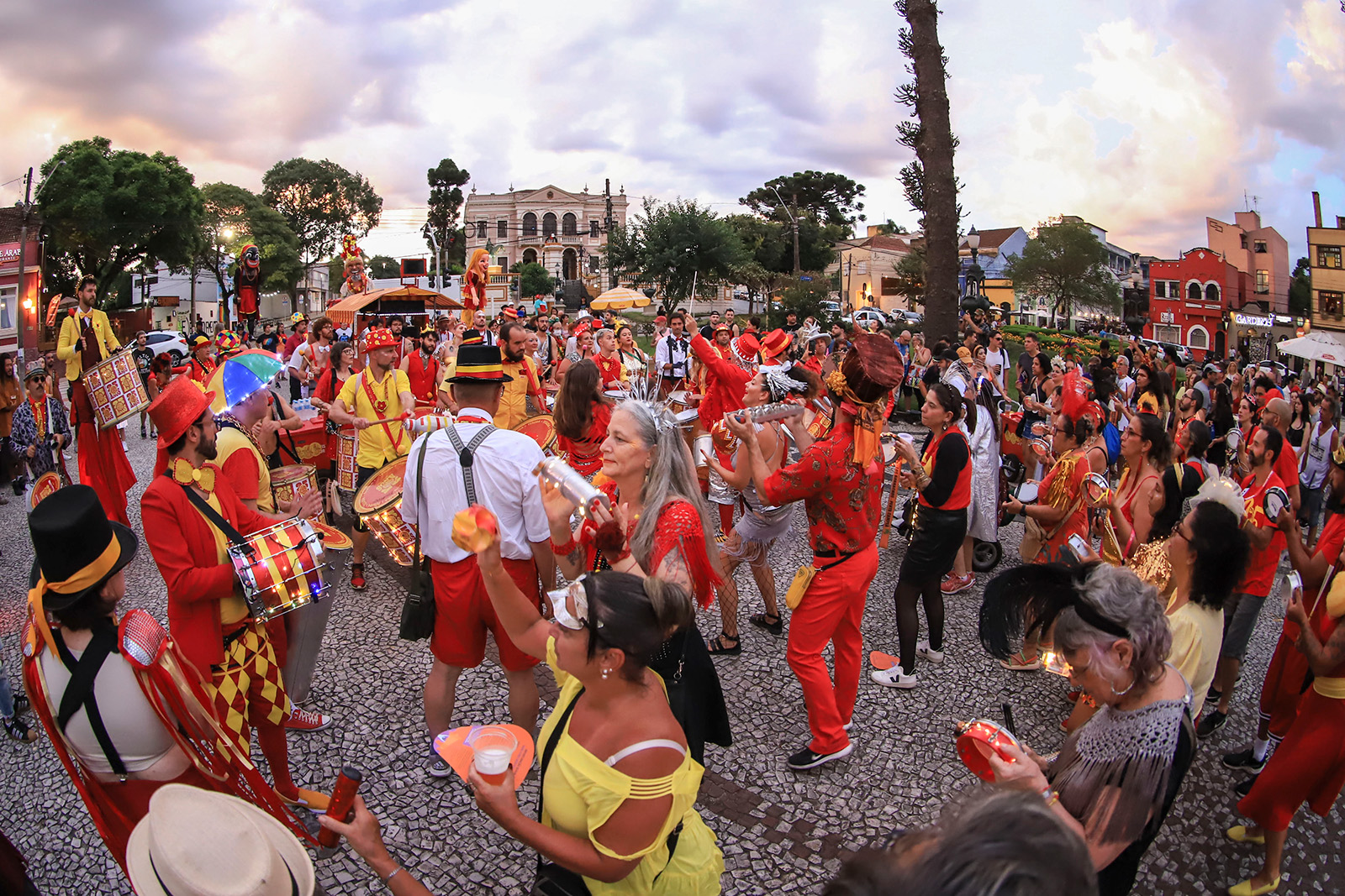 Pré-carnaval de Curitiba: Confira a programação para curtir a folia, faça chuva ou faça sol