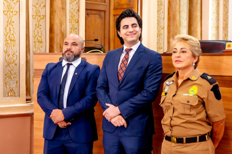 Pimentel dá posse a três vereadores e suplentes assumem na Câmara. Veja quem são
