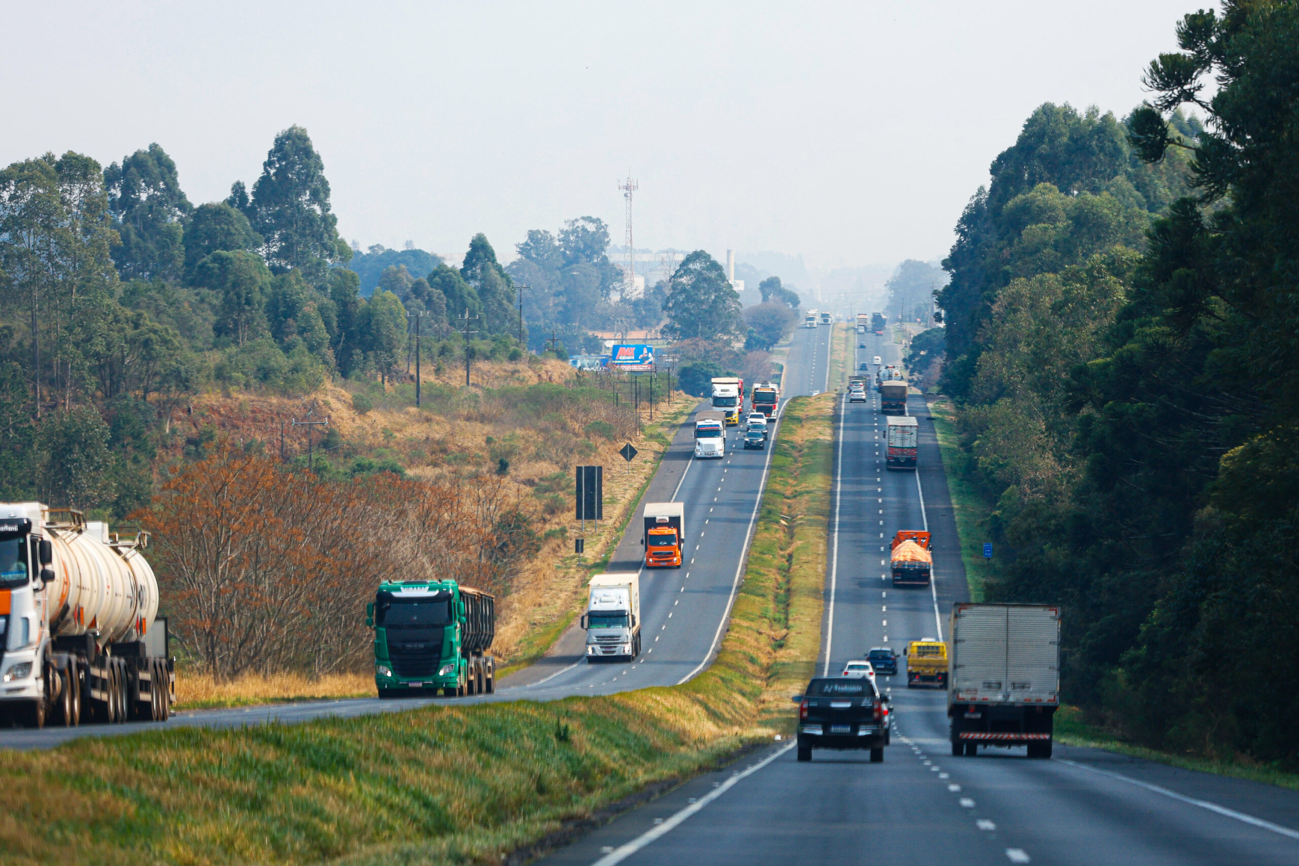 Rodovias do Paraná precisam de investimentos de R$ 6,8 bilhões para ações emergenciais, mostra pesquisa da CNT
