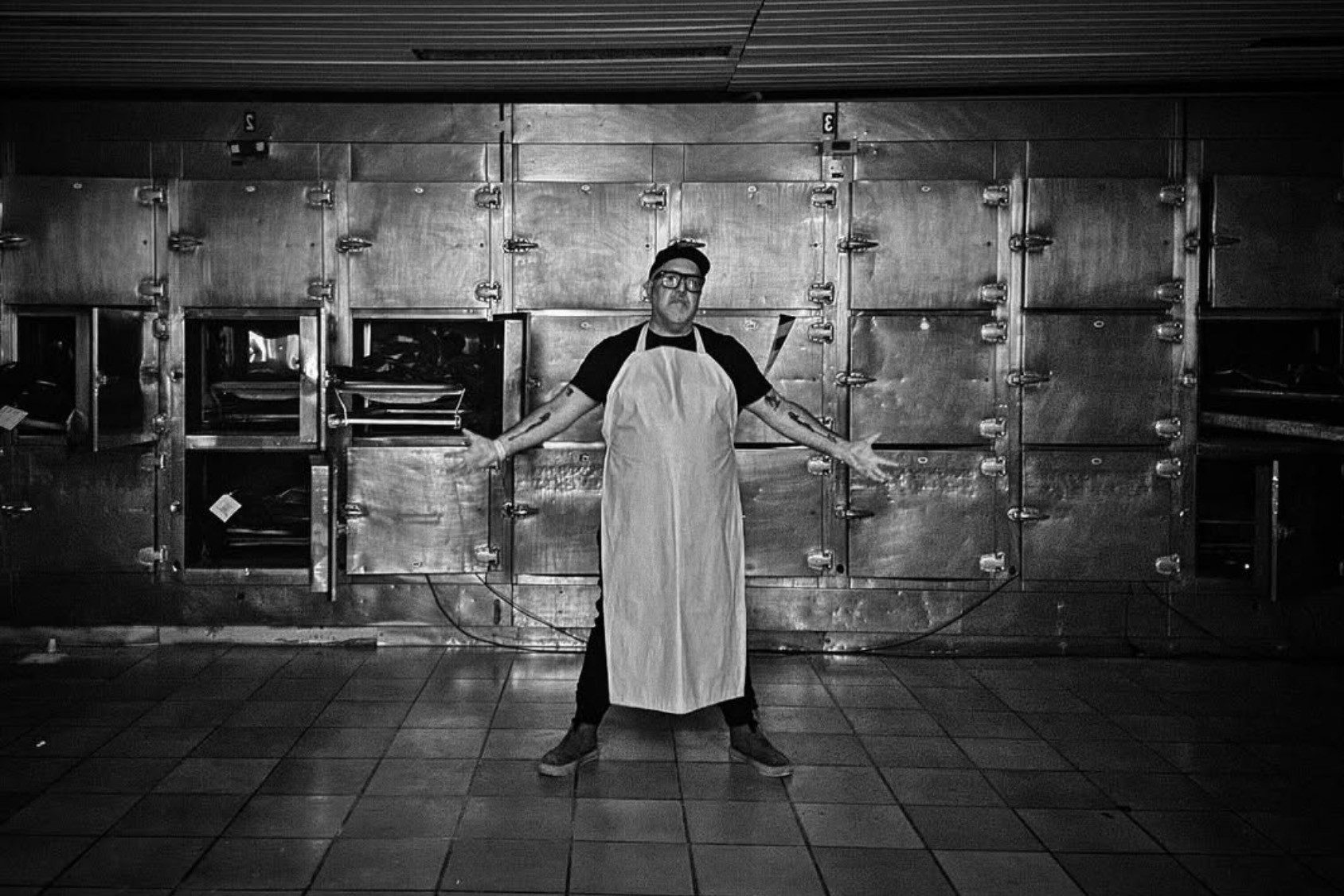 No necrotério, responsável por 27 anos de horror revela história conhecida apenas por seus comparsas