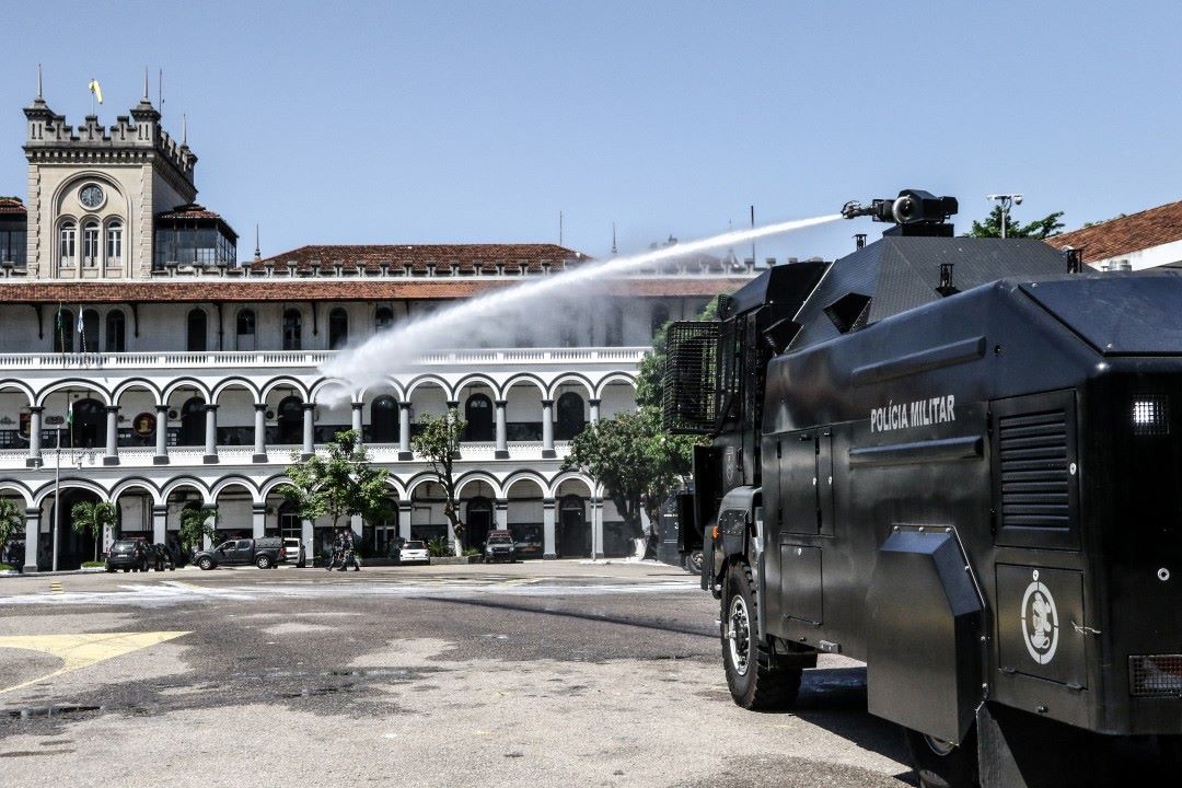 Governo Ratinho vai comprar blindado que lança água para dispersar multidões e 93 cães farejadores