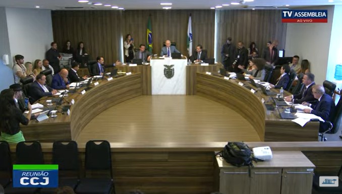 Sessão da CCJ tem bate-boca entre deputados e Renato Freitas volta a chamar Traiano de corrupto