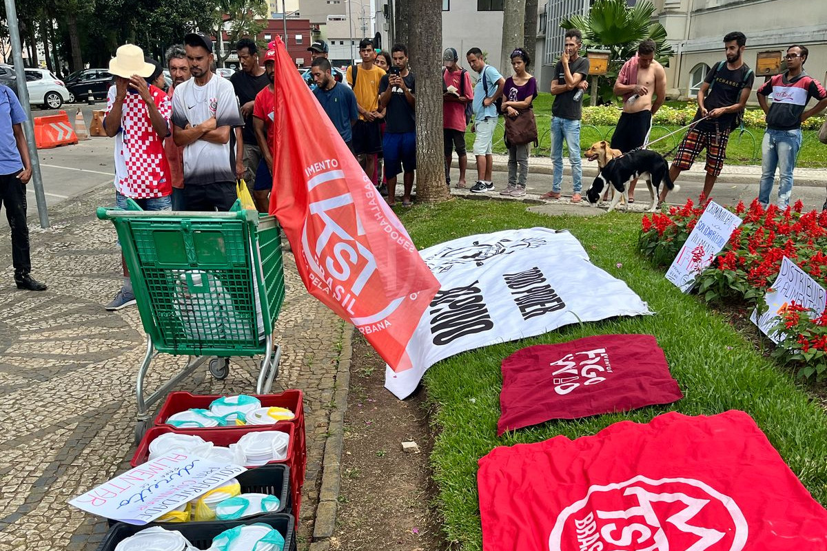 Movimentos sociais fazem "marmitaço" e denunciam projeto que criminaliza solidariedade