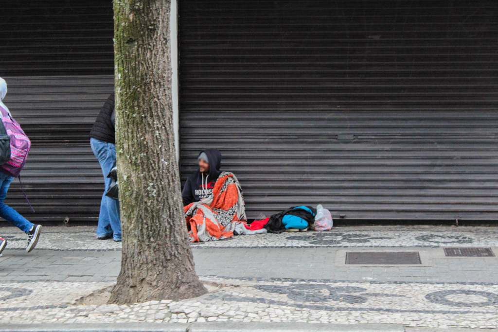 Vereador quer dificultar distribuição de marmitas para pessoas carentes em Curitiba e prevê multa de R$ 5 mil