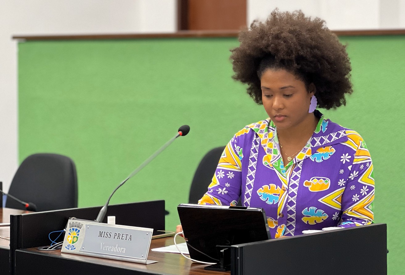 Vereadora quebra “tradição” e começa sessão da Câmara de Pinhais com texto religioso de matriz africana