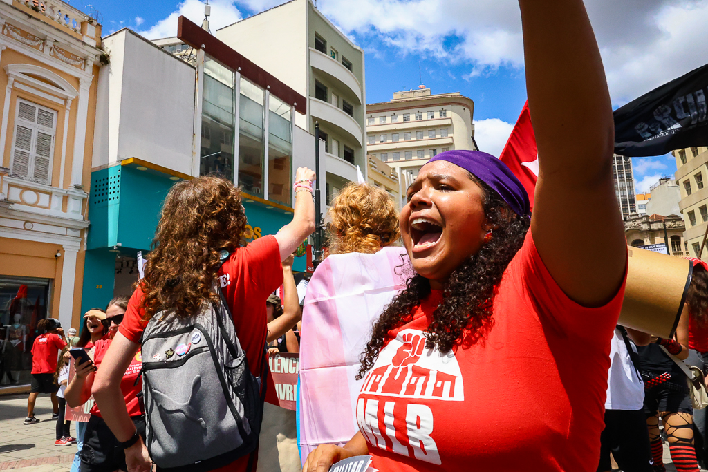 #8M: mulheres marcham pelas ruas de Curitiba