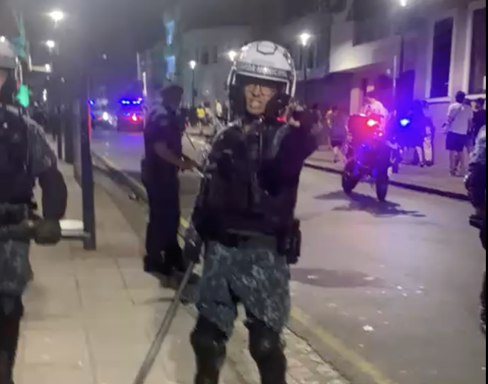 Depois da festa do Oscar, PM dispersa pessoas na Riachuelo com bombas e balas de borracha