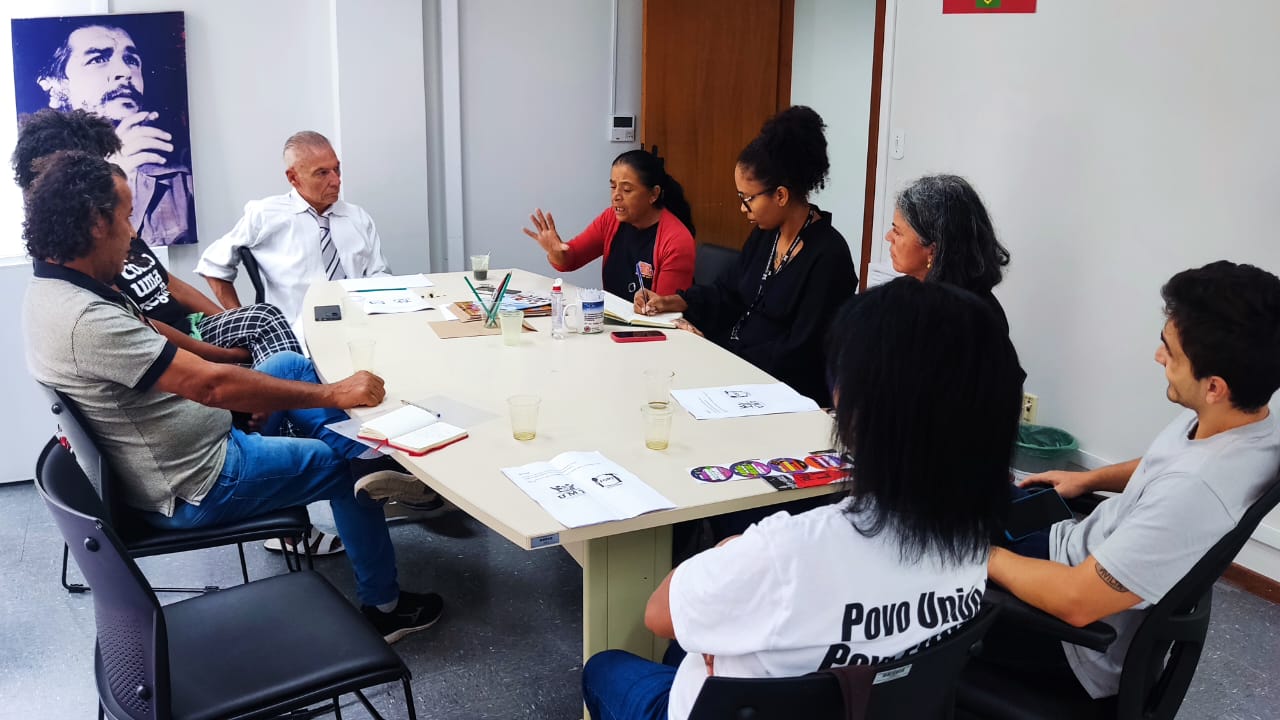 Comunidades se unem por respostas ao problema das enchentes