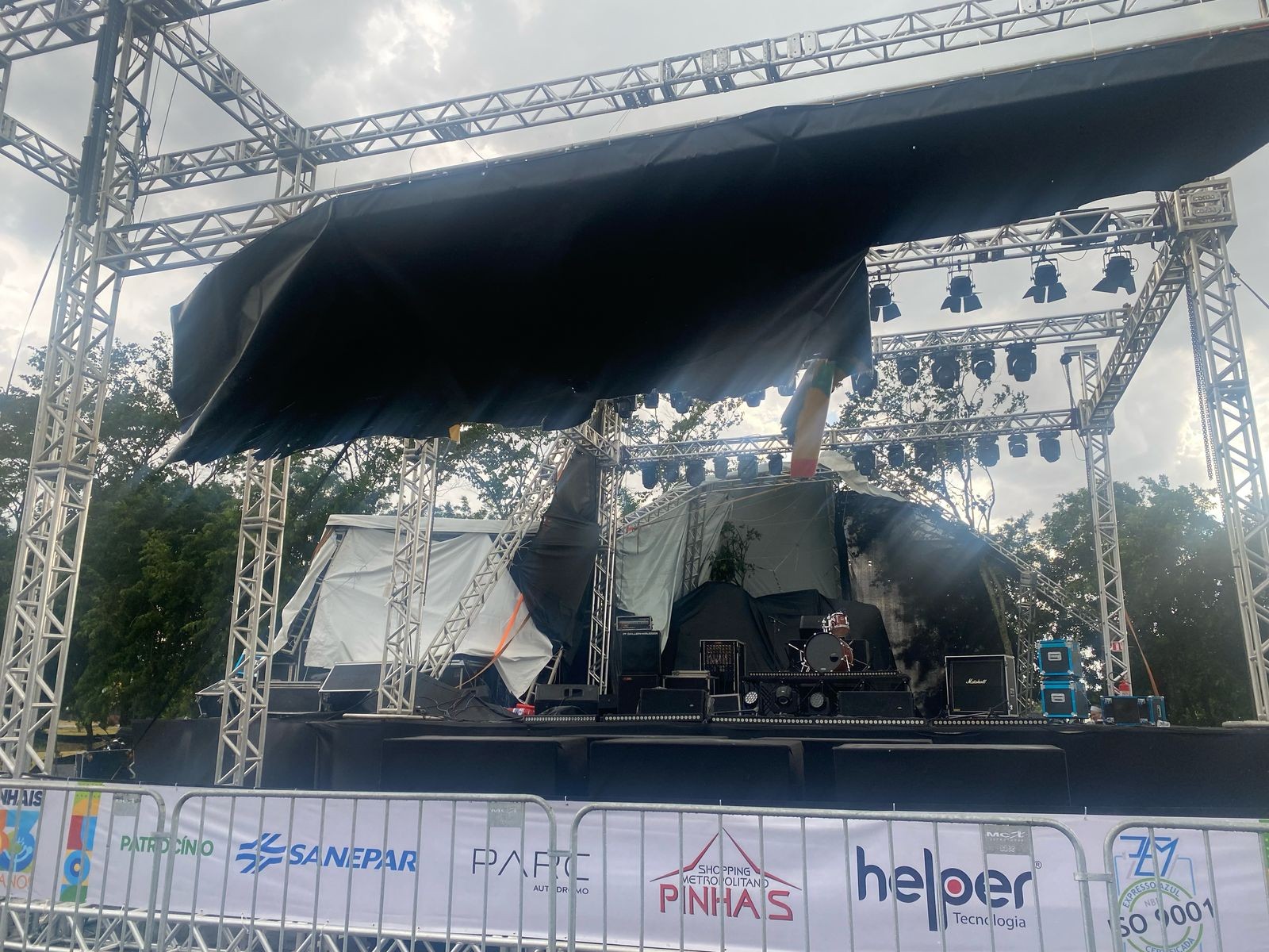 Tempestade e ventania destroem estrutura de palco durante evento em Pinhais
