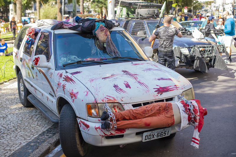 Zombie Walk reúne fantasias de horror em meio ao carnaval curitibano