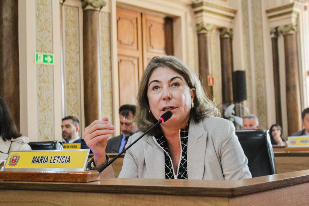 vereadora Maria Letícia discursa na Câmara