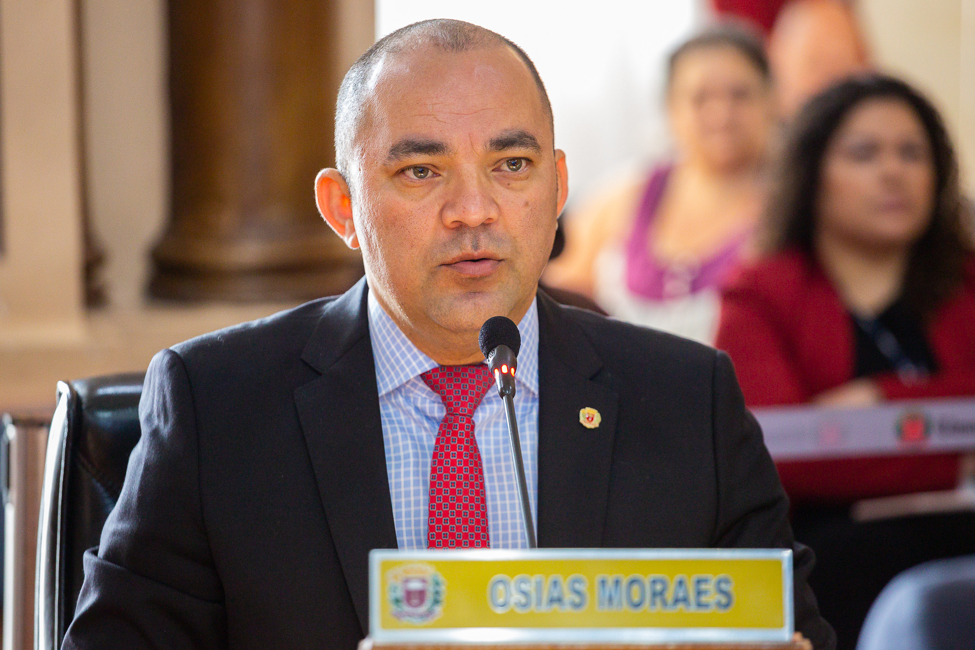 Osias Moraes escapa sem punição após foto de carro oficial sem adesivo