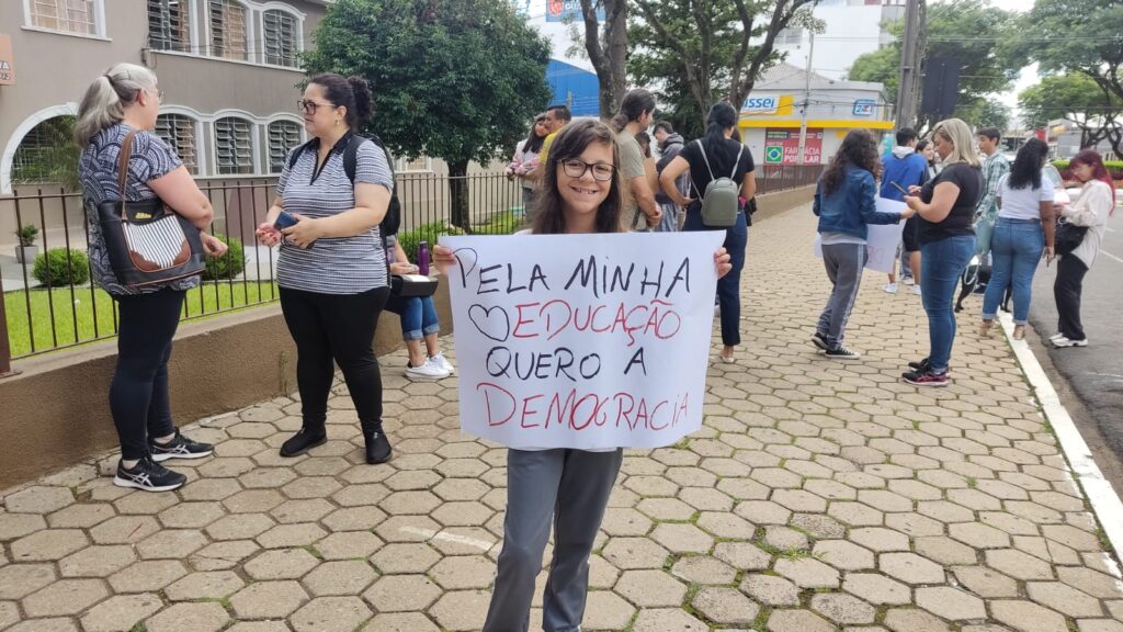 Alunos do Colégio São Vicente fazem protesto por demissões de